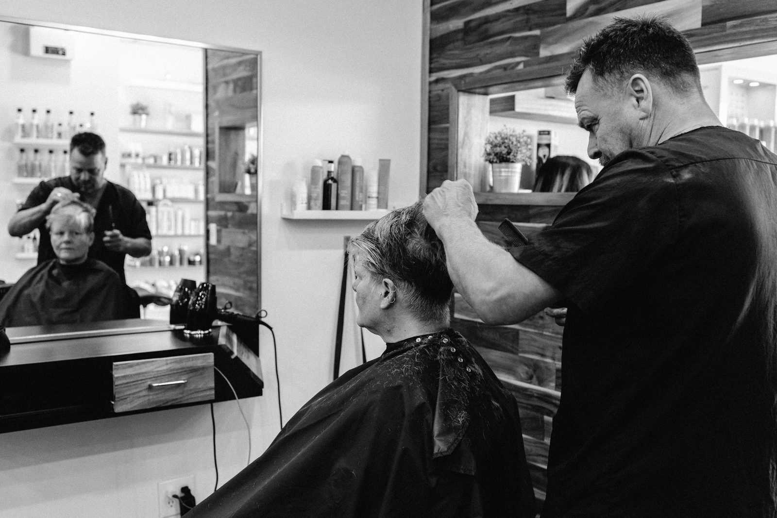 Friseur bei der Arbeit in einem modernen Salon